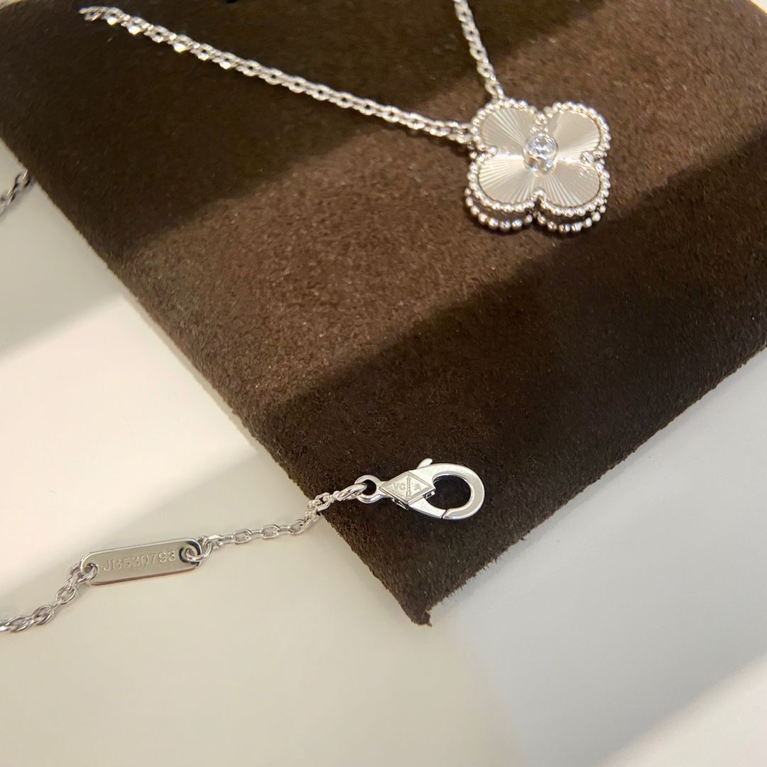ヴィンテージ アルハンブラ ペンダント、ギヨシェ 、ヴァン クリーフ&アーペル Van Cleef & Arpels VCARP9XG00｜本日限定特価｜新品未使用