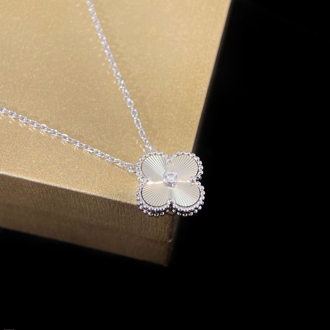 ヴィンテージ アルハンブラ ペンダント、ギヨシェ 、ヴァン クリーフ&アーペル Van Cleef & Arpels VCARP9XG00｜本日限定特価｜新品未使用