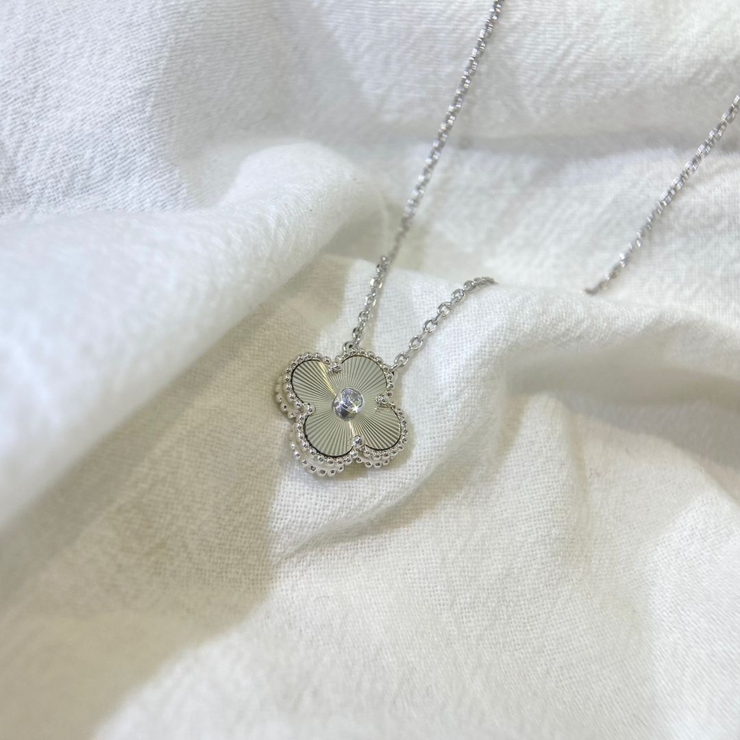ヴィンテージ アルハンブラ ペンダント、ギヨシェ 、ヴァン クリーフ&アーペル Van Cleef & Arpels VCARP9XG00｜本日限定特価｜新品未使用