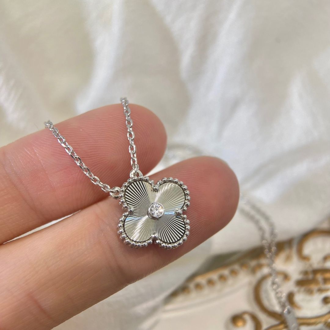 ヴィンテージ アルハンブラ ペンダント、ギヨシェ 、ヴァン クリーフ&アーペル Van Cleef & Arpels VCARP9XG00｜本日限定特価｜新品未使用