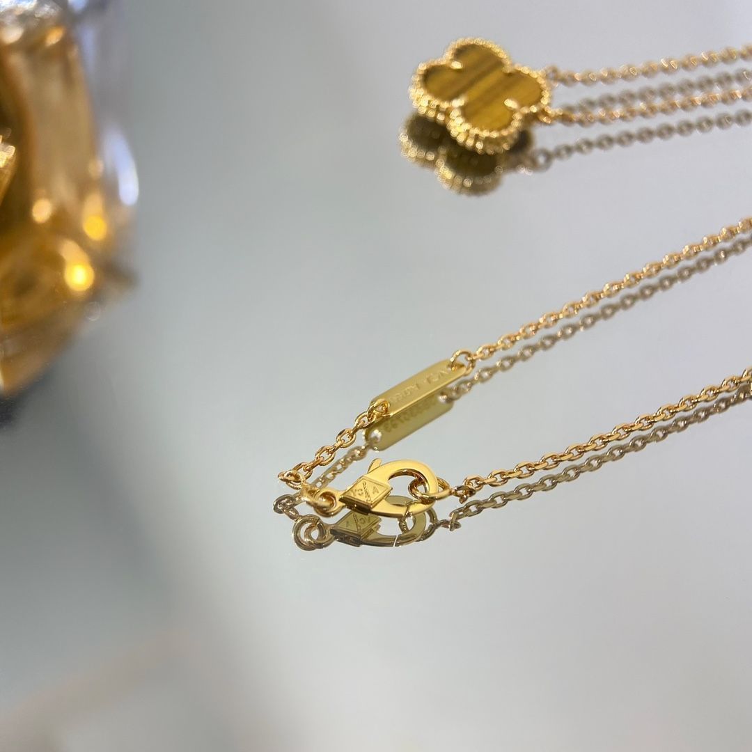 ヴィンテージ アルハンブラ ペンダント、ギヨシェ 、ヴァン クリーフ&アーペル Van Cleef & Arpels VCARP4KL00｜本日限定特価｜新品未使用
