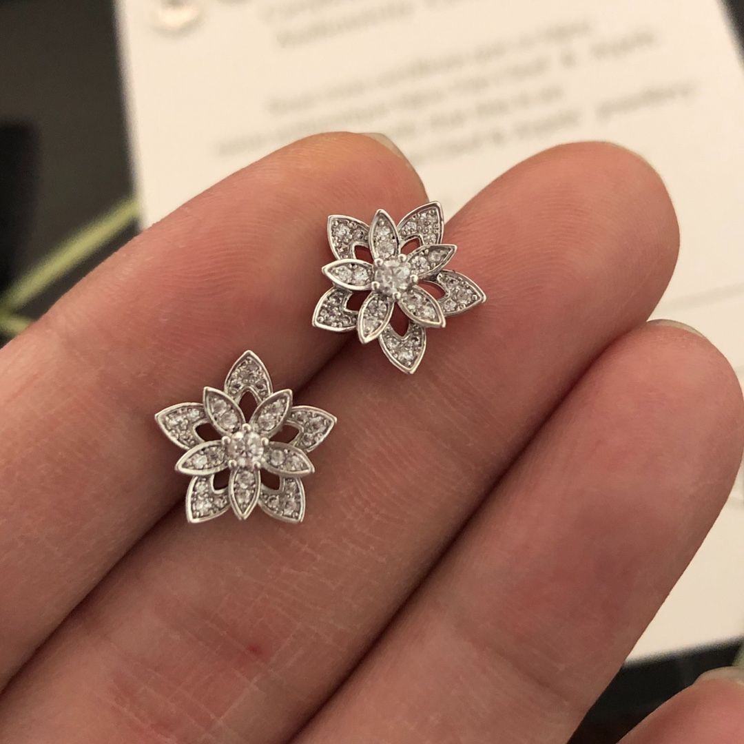 ?Vca Van Cleef & Arpels ロータス中空イヤリング、ミニスタイル、 フル ダイヤモンド ロータス シングルフラワー イヤリング|本日限定特価|新品未使用 ?Vca Van Cleef & Arpels ロータス中空イヤリング、ミニスタイル、 フル ダイヤモンド ロータス シングルフラワー イヤリング|本日限定特価|新品未使用