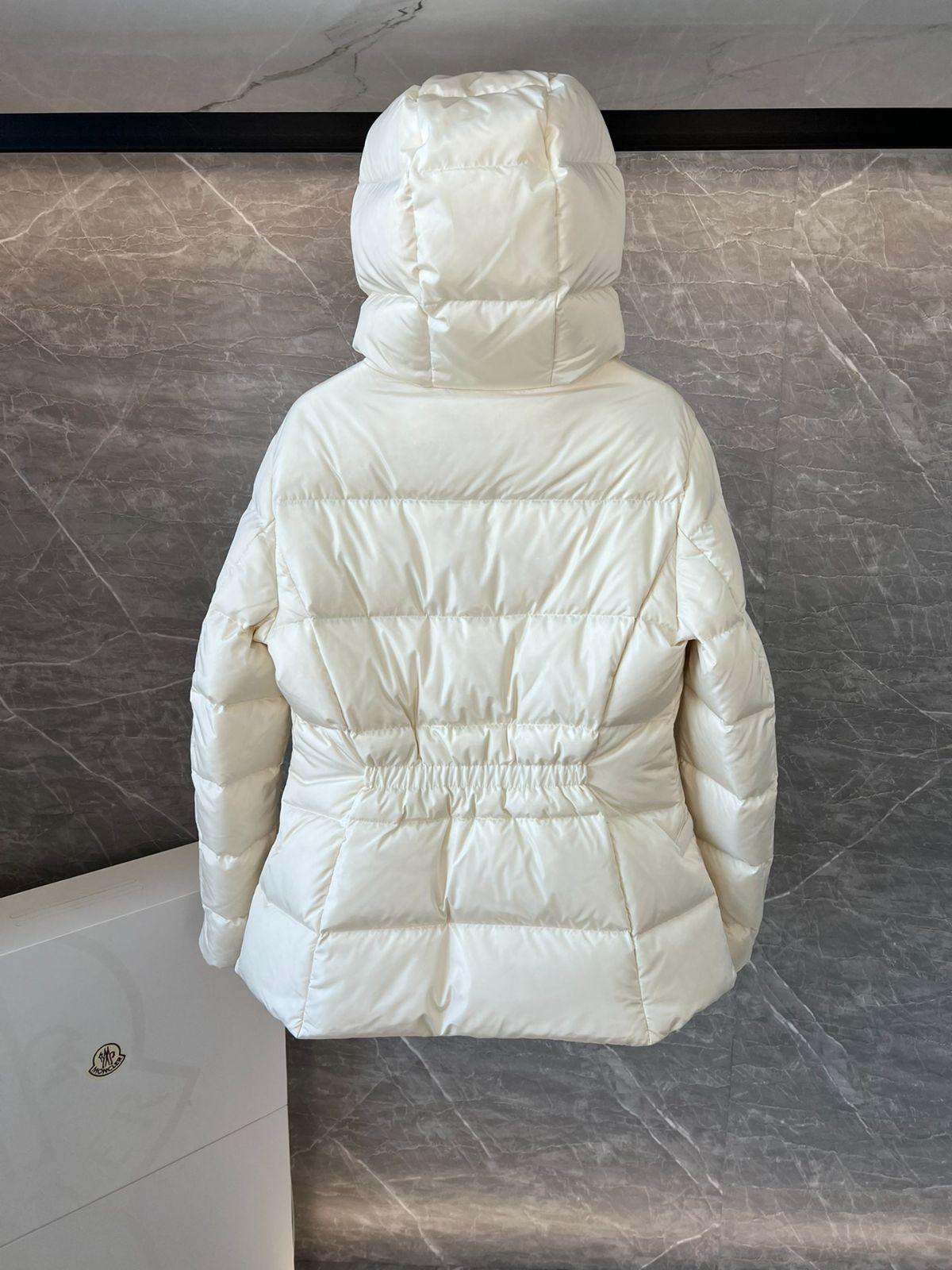 MONCLERモンクレール ミルクホワイト avoceショートレディース|本日限定特価|新品未使用 MONCLERモンクレール ミルクホワイト avoceショートレディース|本日限定特価|新品未使用
