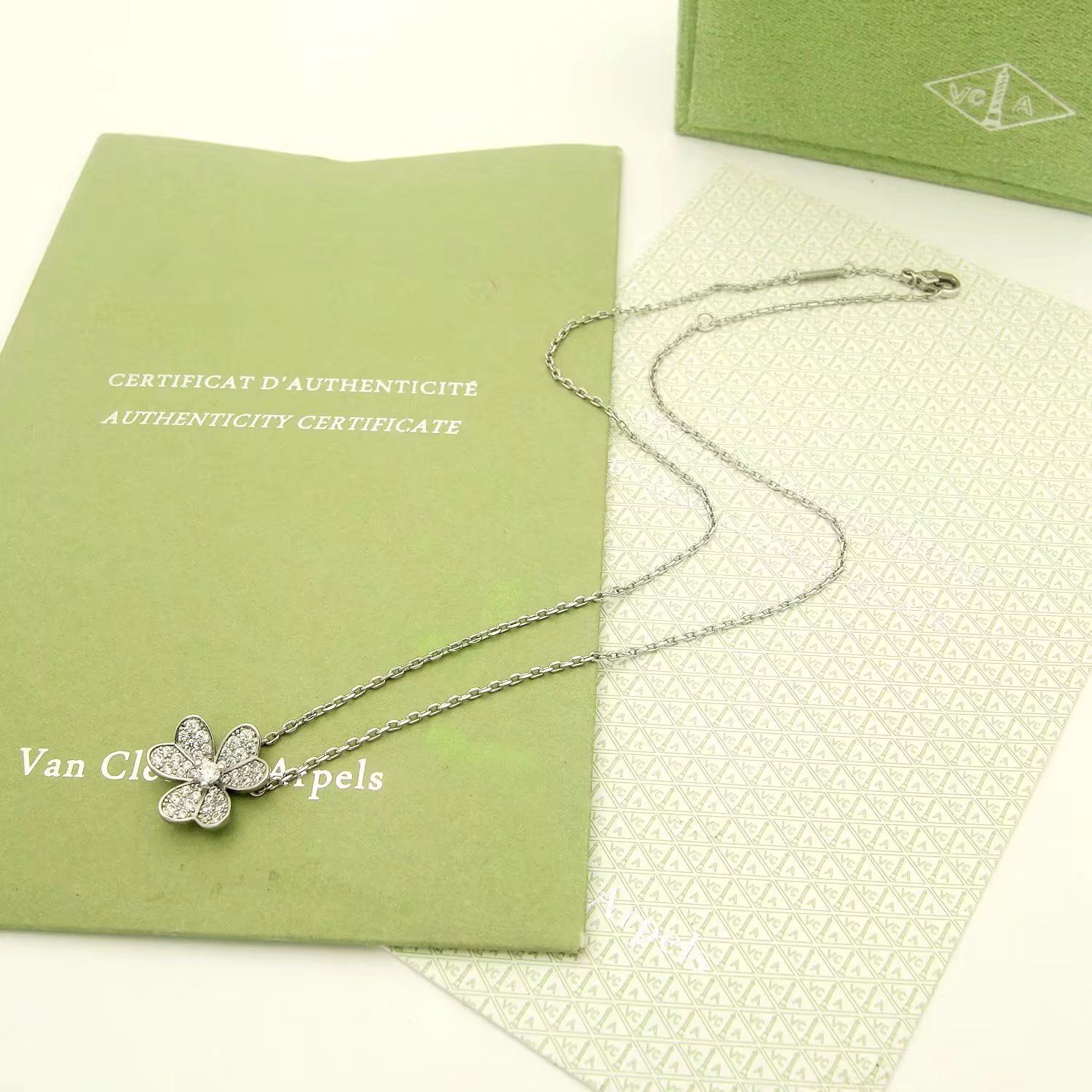 Van Cleef & Arpels VCA ヴァン クリーフ＆アーペル Frivoleシリーズ ダイヤモンドたっぷりのクローバーネックレス｜本日限定特価｜新品未使用