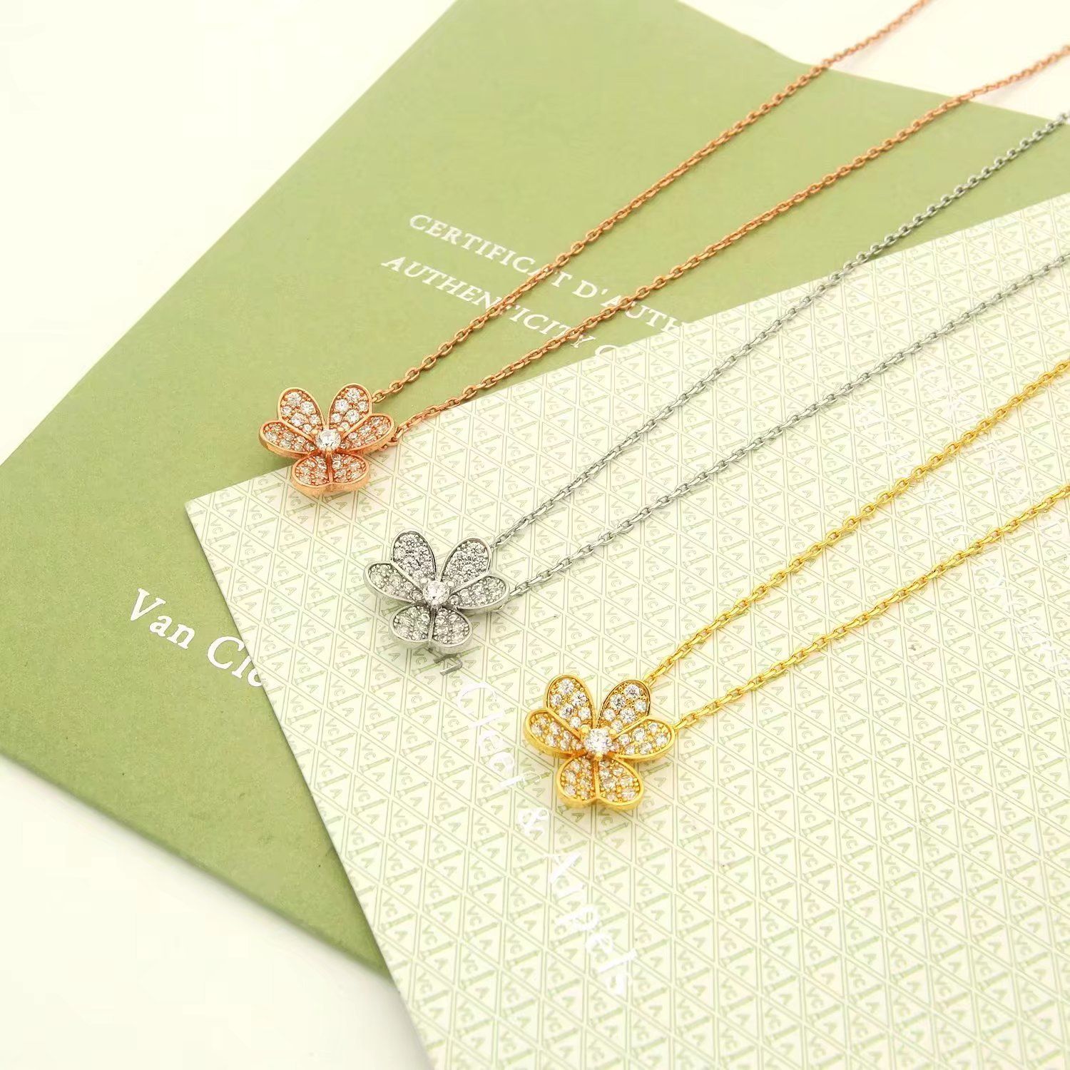 Van Cleef & Arpels VCA ヴァン クリーフ＆アーペル Frivoleシリーズ ダイヤモンドたっぷりのクローバーネックレス｜本日限定特価｜新品未使用