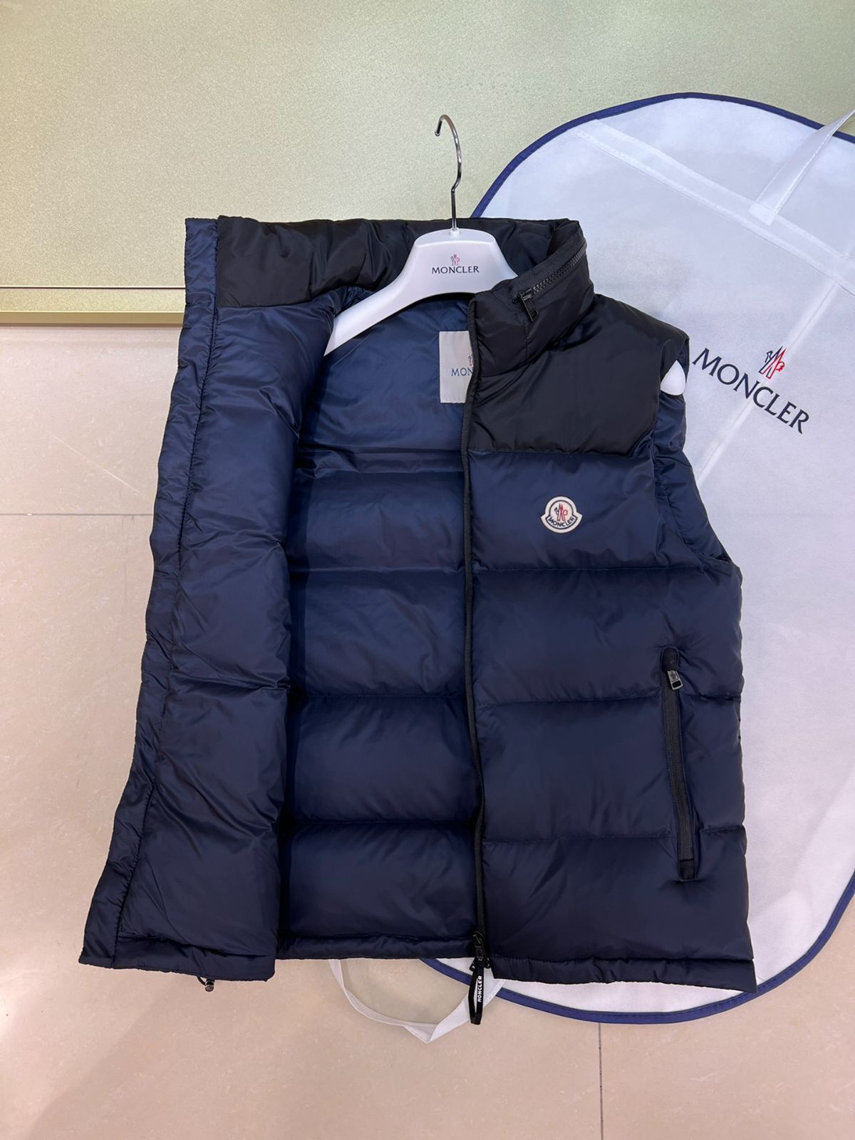 MONCLERモンクレール 濃い青色 新しいクラシックベスト|本日限定特価|新品未使用 MONCLERモンクレール 濃い青色 新しいクラシックベスト|本日限定特価|新品未使用