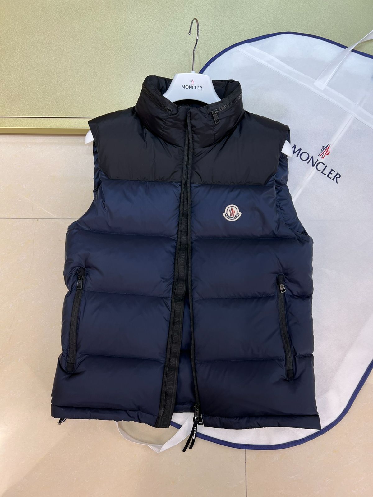 MONCLERモンクレール 濃い青色 新しいクラシックベスト|本日限定特価|新品未使用 MONCLERモンクレール 濃い青色 新しいクラシックベスト|本日限定特価|新品未使用