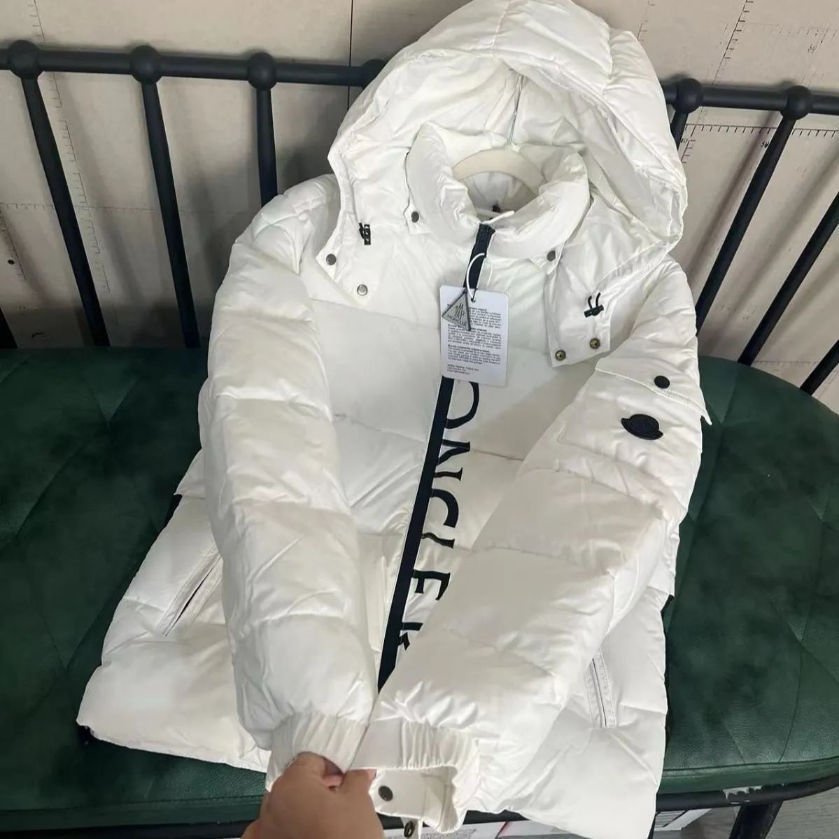 【新品未使用】MONCLER （モンクレール）白 ダウンジャケット｜本日限定特価｜新品未使用-