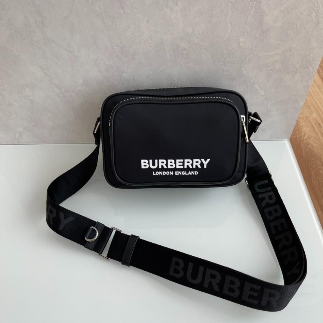 即日発送しますBURBERRY ブラック ショルダーバッグ