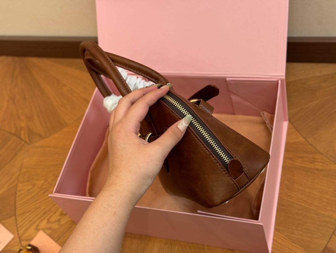 miumiuシェルバッグ/ハンドバッグ、バックパック、小銭入れ、手首バッグ、ショルダーバッグ