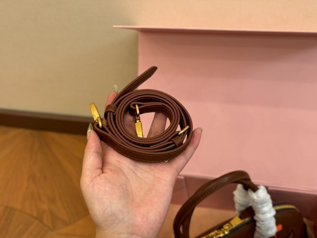 miumiuシェルバッグ/ハンドバッグ、バックパック、小銭入れ、手首バッグ、ショルダーバッグ