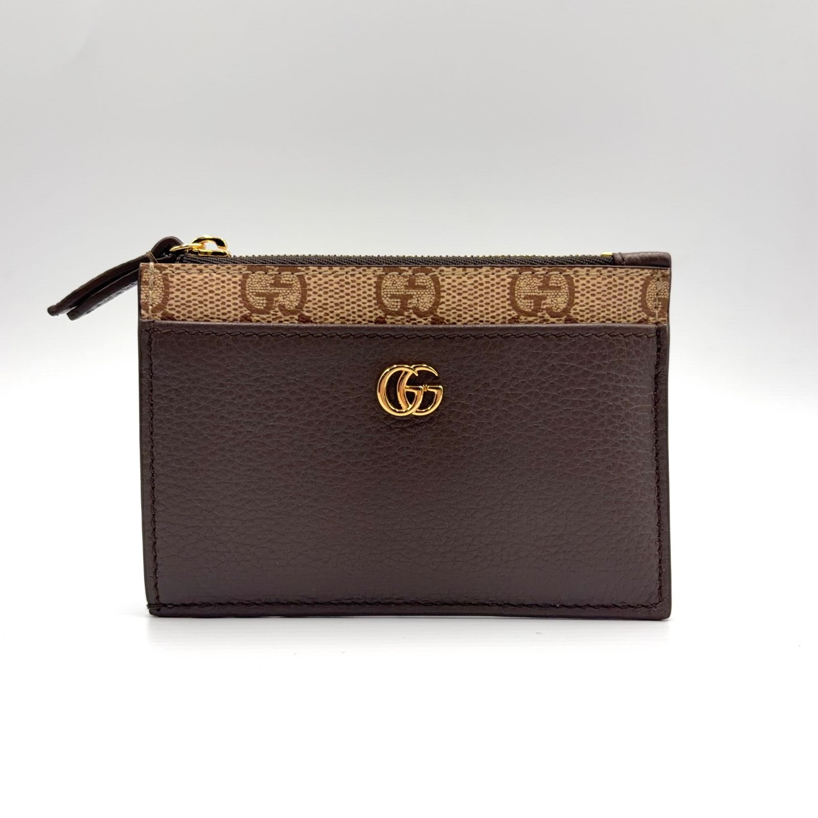 【新着】GUCCI ダブルG バイカラー レザー、PVC グレー、ベージュ カードケース ゴールド 837966