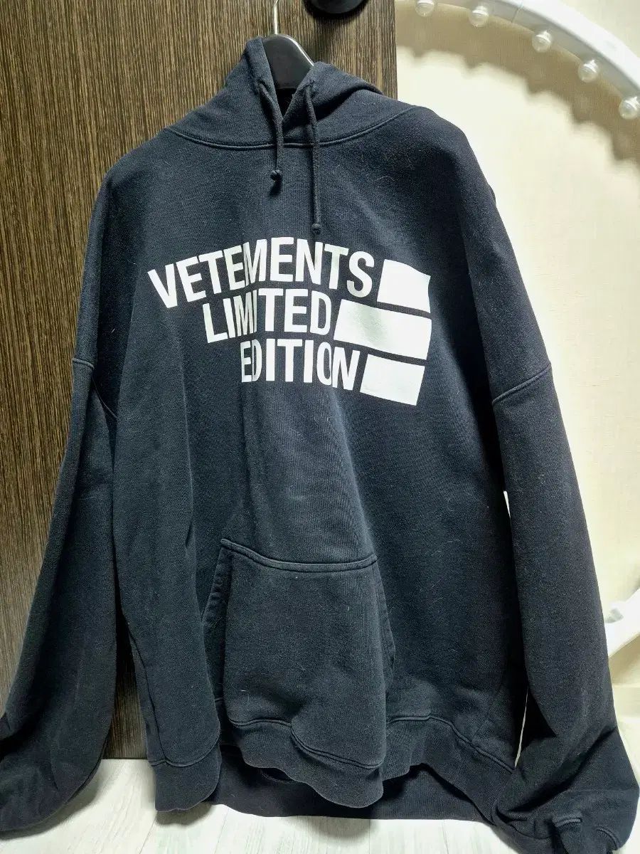 VETEMENTS WHO フーディー L