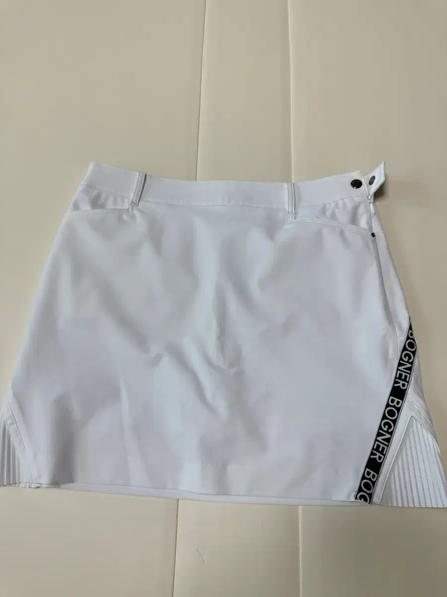 (ほぼ新品) BOGNER(ボグナー) 機能性 サイド プリーツ ゴルフスカート キュロット 66