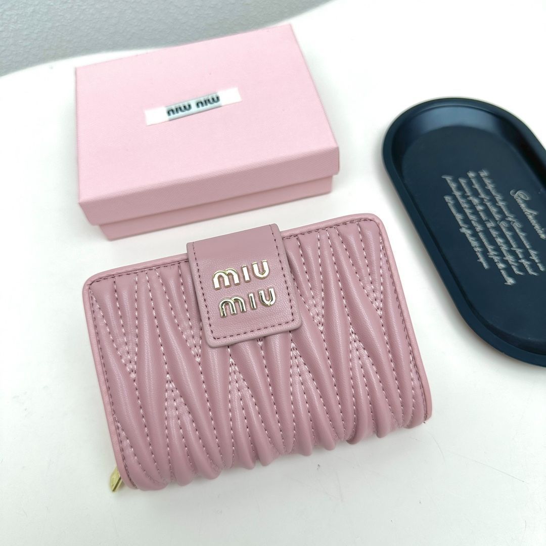 【今日特価】Miumiu 8357 ミニウォレット, ブラック＆ピンク, 高級ラムレザー使用, コンパクトで多機能なデザイン！[本日特価|新品未使用品]-MM輸入