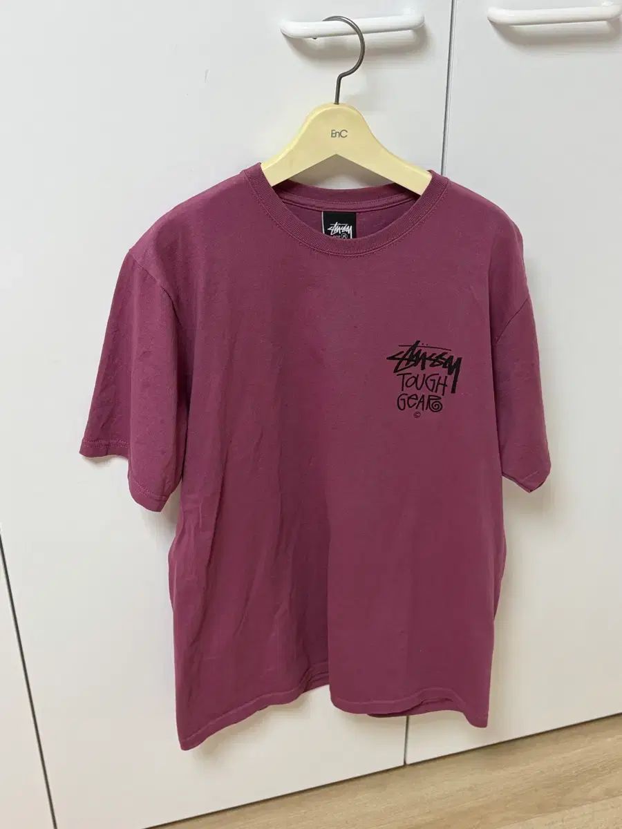 STUSSY タフ ギア Tシャツ ベリー