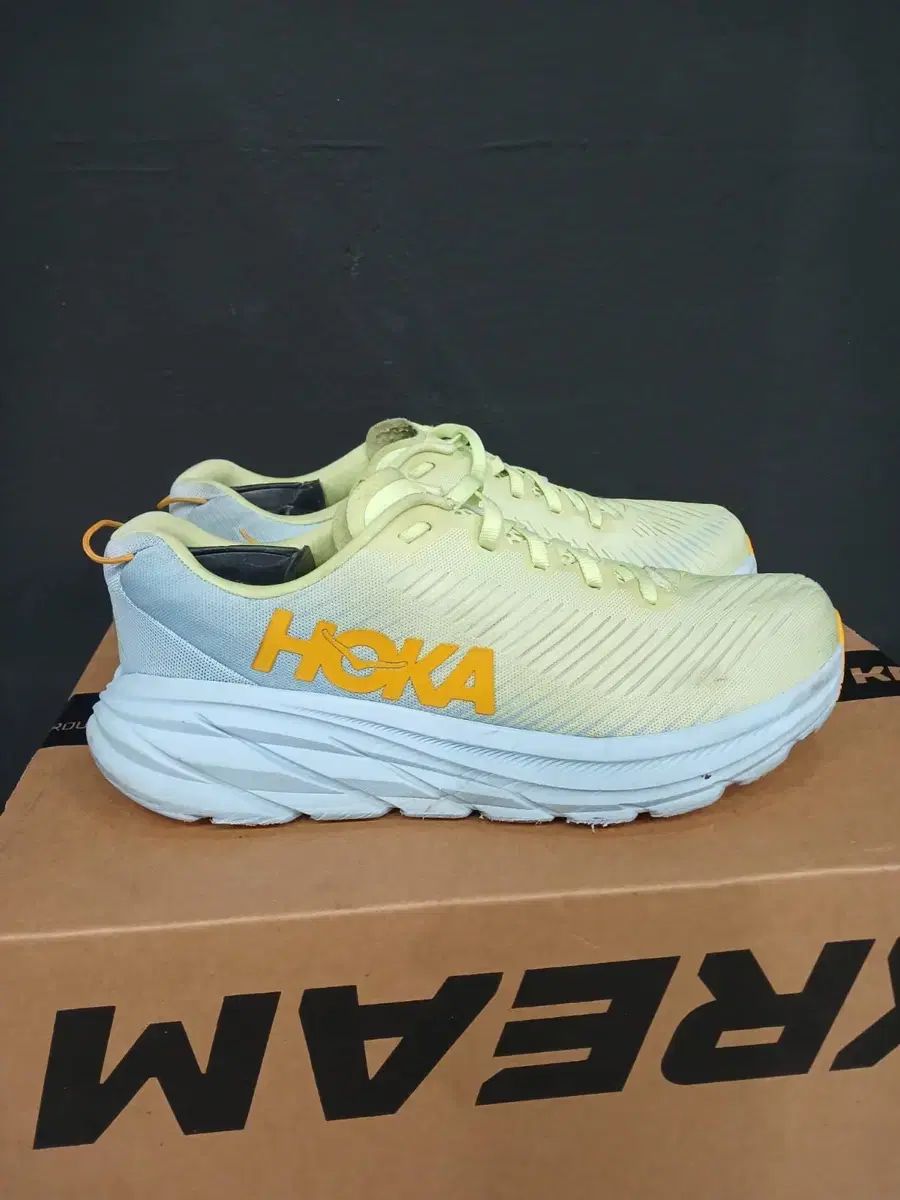 HOKA ONE ONE ホカオネオネ ランニングシューズ 黄色