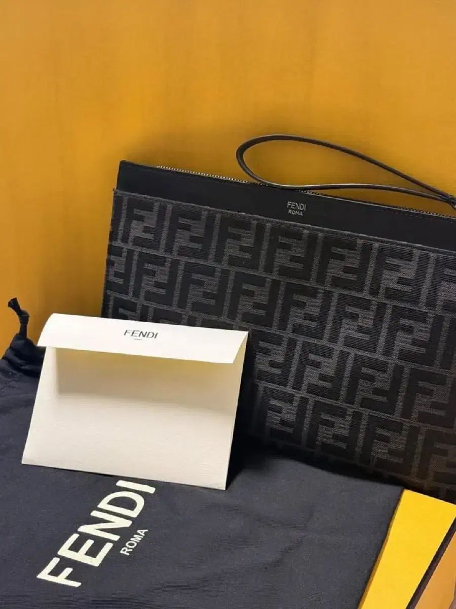 (ほぼ新品 保証書含む) FENDI フェンディ ポーチ