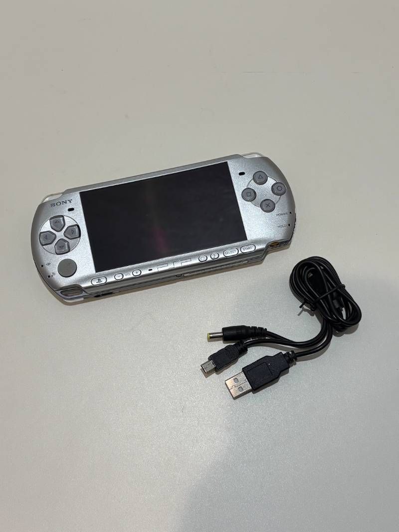 ② SONY PSP-3000 シルバー 本体のみ PlayStationPortable PSP 充電器 初期化済み