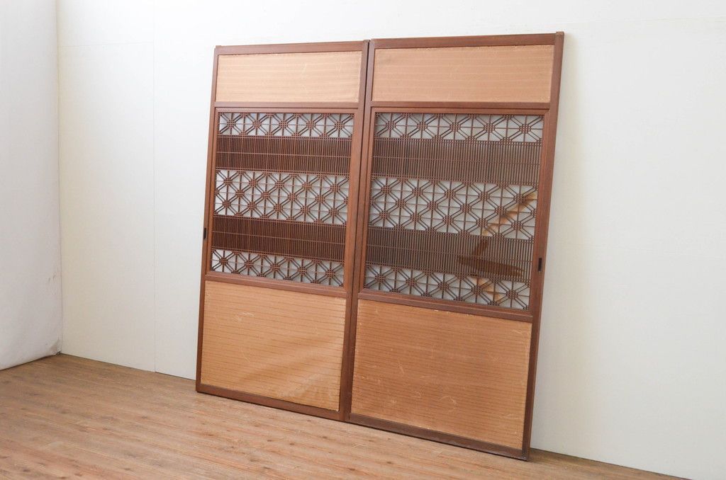 ▼現状販売▼ 引き戸2枚セット ヴィンテージ建具 昭和中期 組子入り 4～7営業日前後で発送(※修理加工希望の方3ヶ月程で発送) R-067185