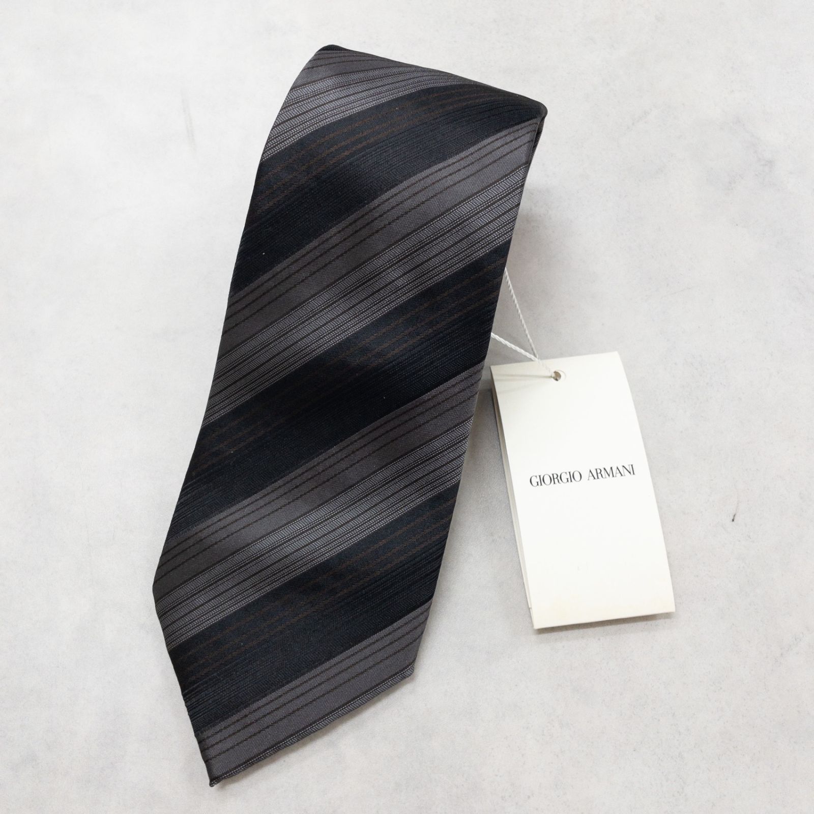 【新品同様】 GIORGIO ARMANI ジョルジオアルマーニ ネクタイ ストライプ柄 シルク ブラック グレー イタリア製 メンズb01568