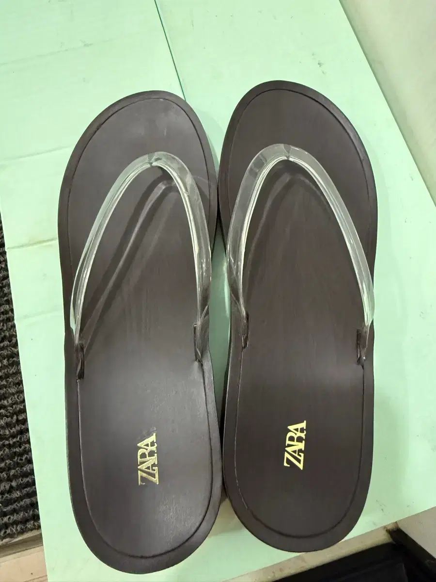 ZARA ビニール フラットフォーム サンダル 3602/710/087
