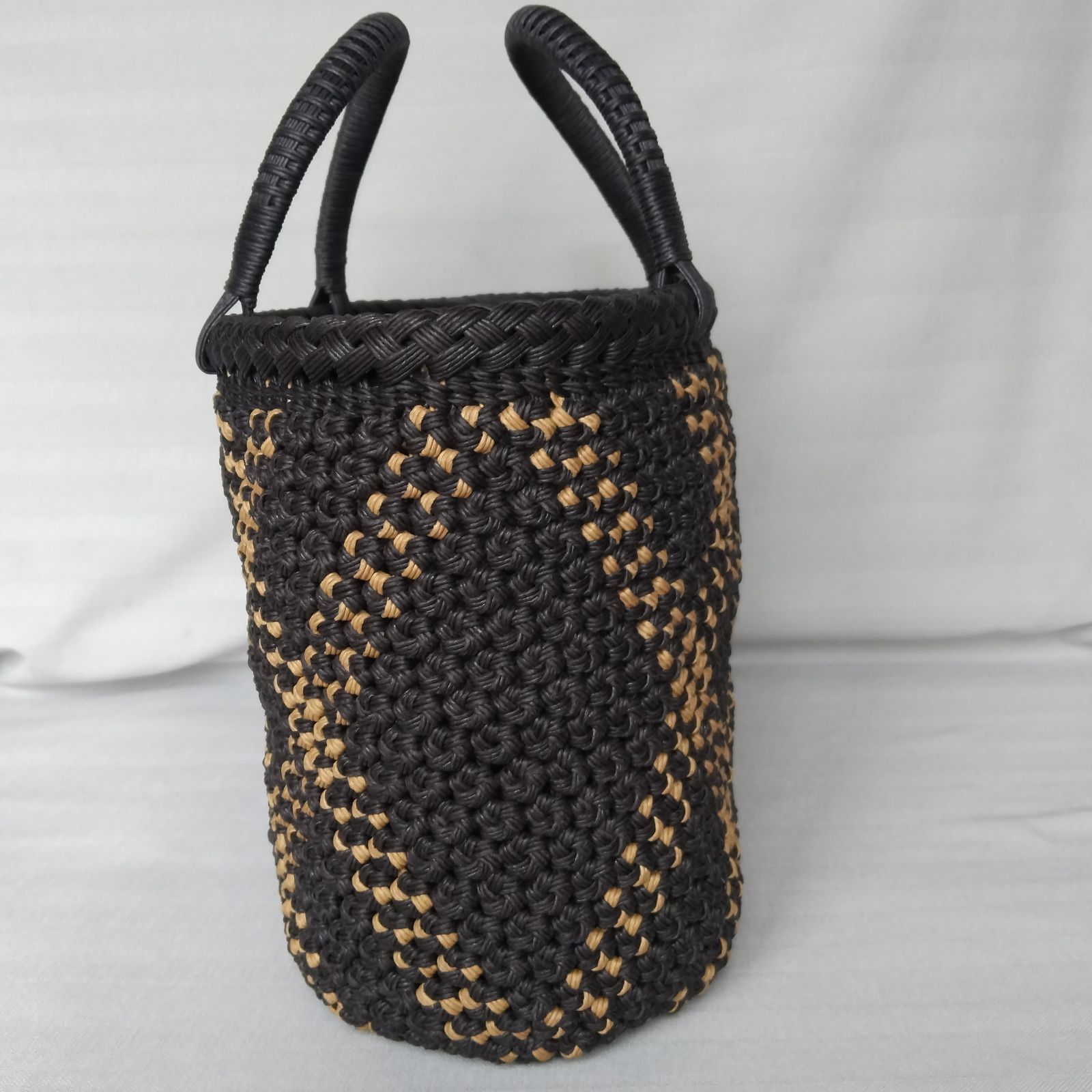 ハンドメイド品 花結び ダイヤ柄のクラフトかごバッグ　大