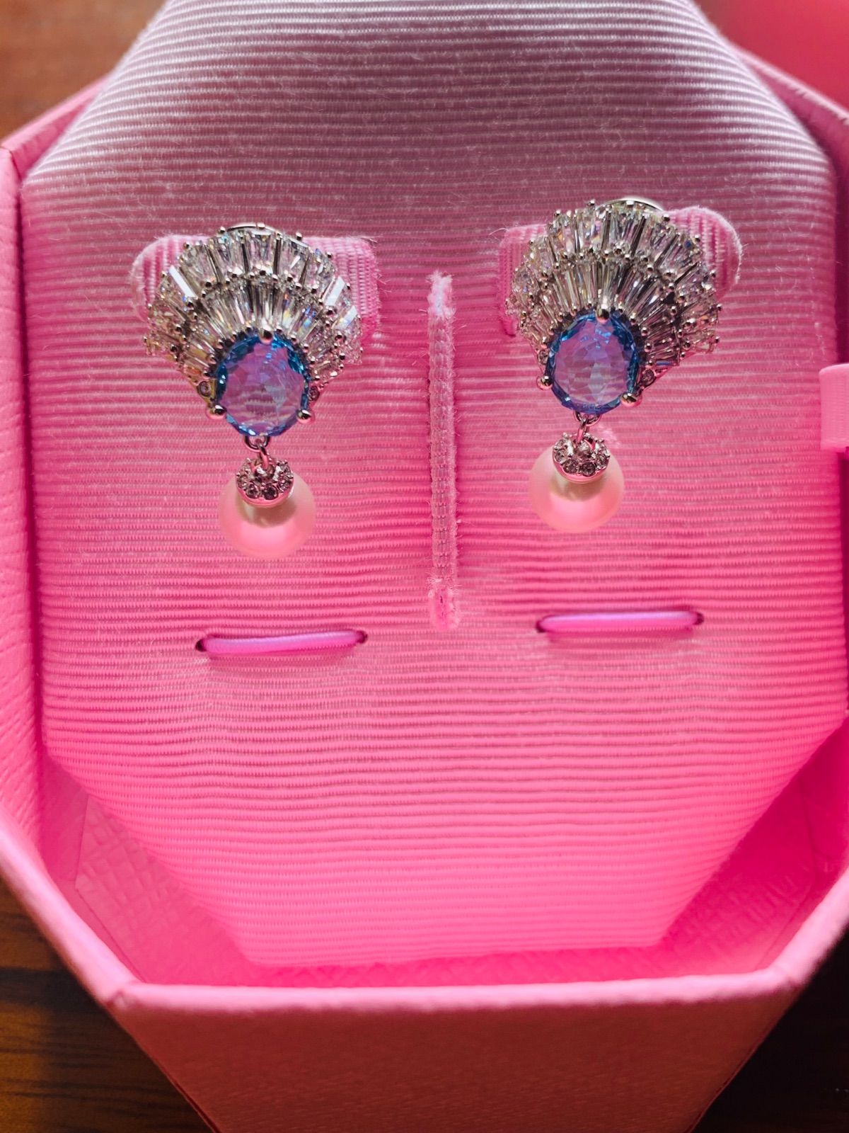ほぼ新品　スワロフスキー　Swarovski Idyllia ピアス パール 貝