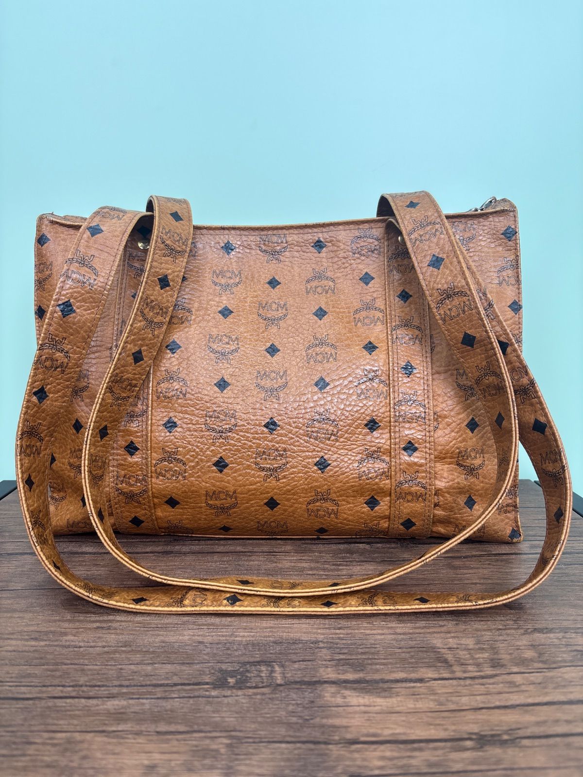 MCM エムシーエム トートバッグ 金具ロゴ 角スレあり 送料無料♪ MCM エムシーエム トートバッグ 金具ロゴ 角スレあり 送料無料♪