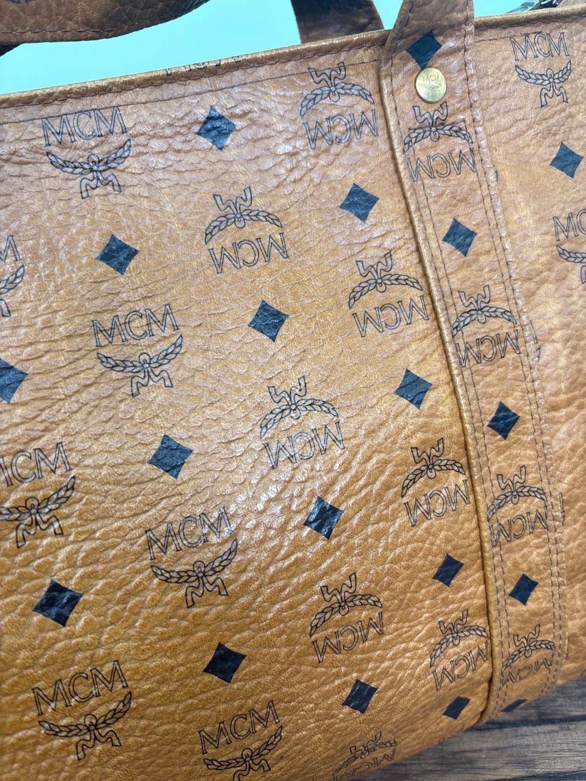 MCM エムシーエム トートバッグ 金具ロゴ 角スレあり 送料無料♪ MCM エムシーエム トートバッグ 金具ロゴ 角スレあり 送料無料♪