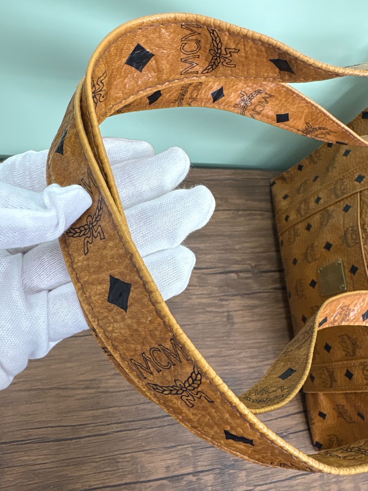 MCM エムシーエム トートバッグ 金具ロゴ 角スレあり 送料無料♪ MCM エムシーエム トートバッグ 金具ロゴ 角スレあり 送料無料♪