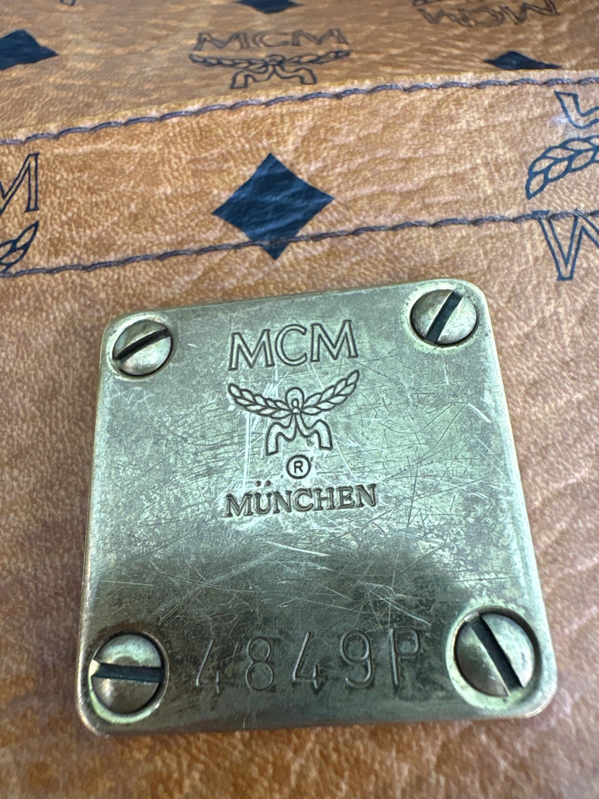 MCM エムシーエム トートバッグ 金具ロゴ 角スレあり 送料無料♪ MCM エムシーエム トートバッグ 金具ロゴ 角スレあり 送料無料♪