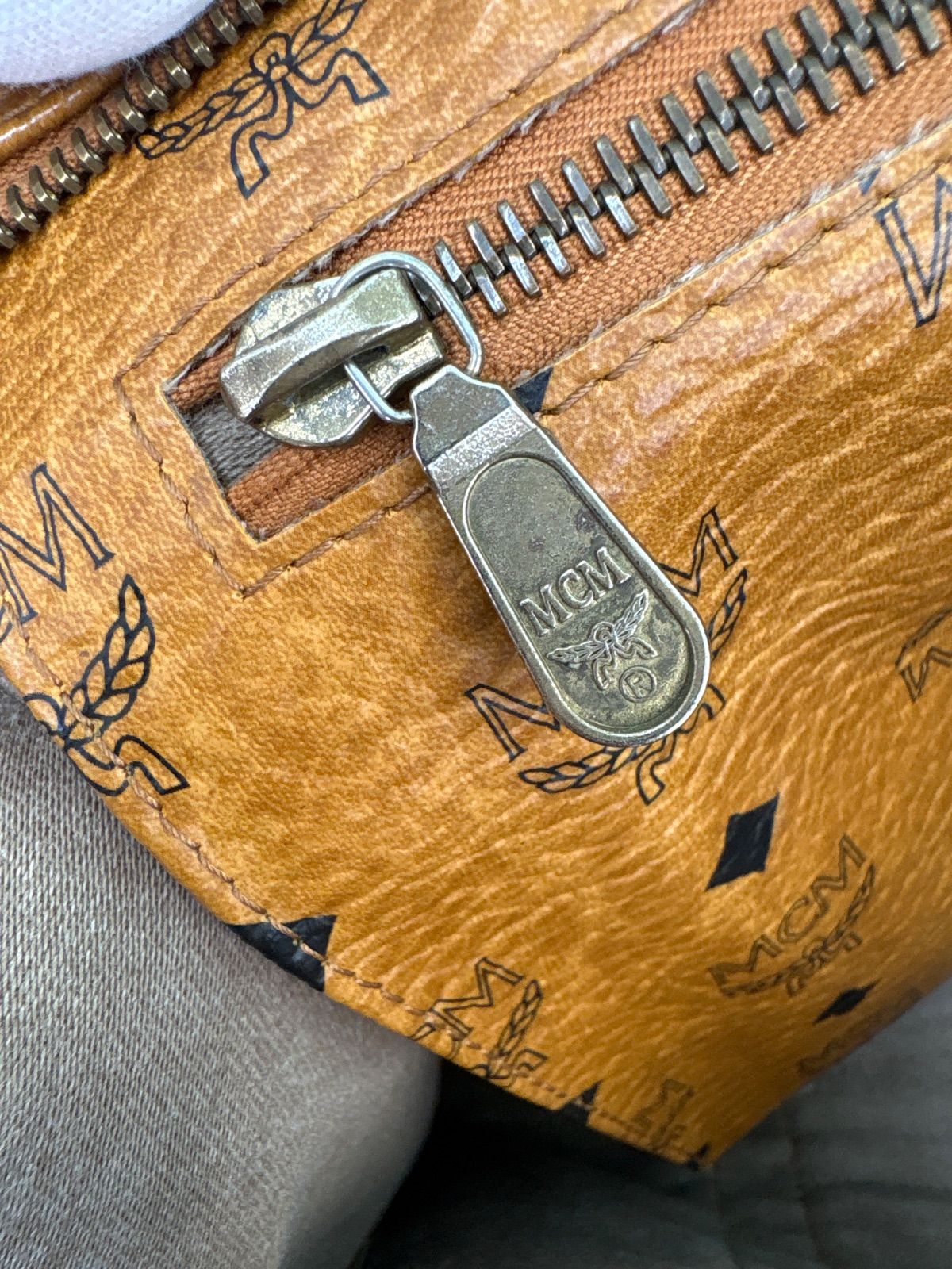 MCM エムシーエム トートバッグ 金具ロゴ 角スレあり 送料無料♪ MCM エムシーエム トートバッグ 金具ロゴ 角スレあり 送料無料♪