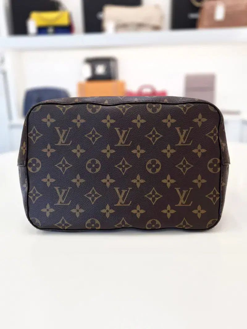 Louis Vuitton ルイヴィトン モノグラム NEO(ネオ)ノエ MM バケット ショルダーバッグ ブラック M44020 Louis Vuitton ルイヴィトン モノグラム NEO(ネオ)ノエ MM バケット ショルダーバッグ ブラック M44020