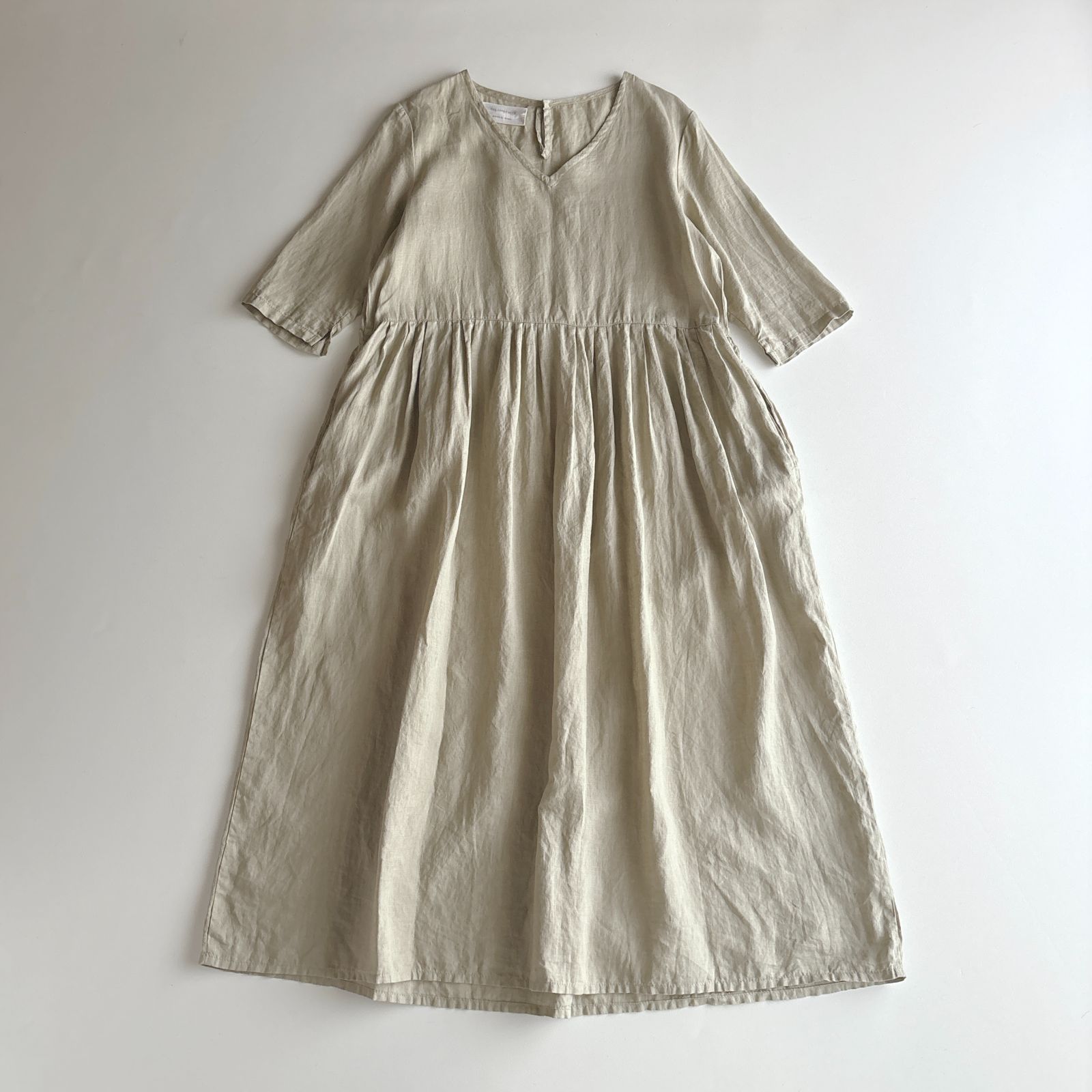 美品 / fog linen work×B:MING by BEAMS フォグリネンワーク×ビーミングバイビームス / 別注 Aila アイラ リネン100% Vネック ロングワンピース / レディース フリーサイズ / カーキベージュ / 日本製 / 麻