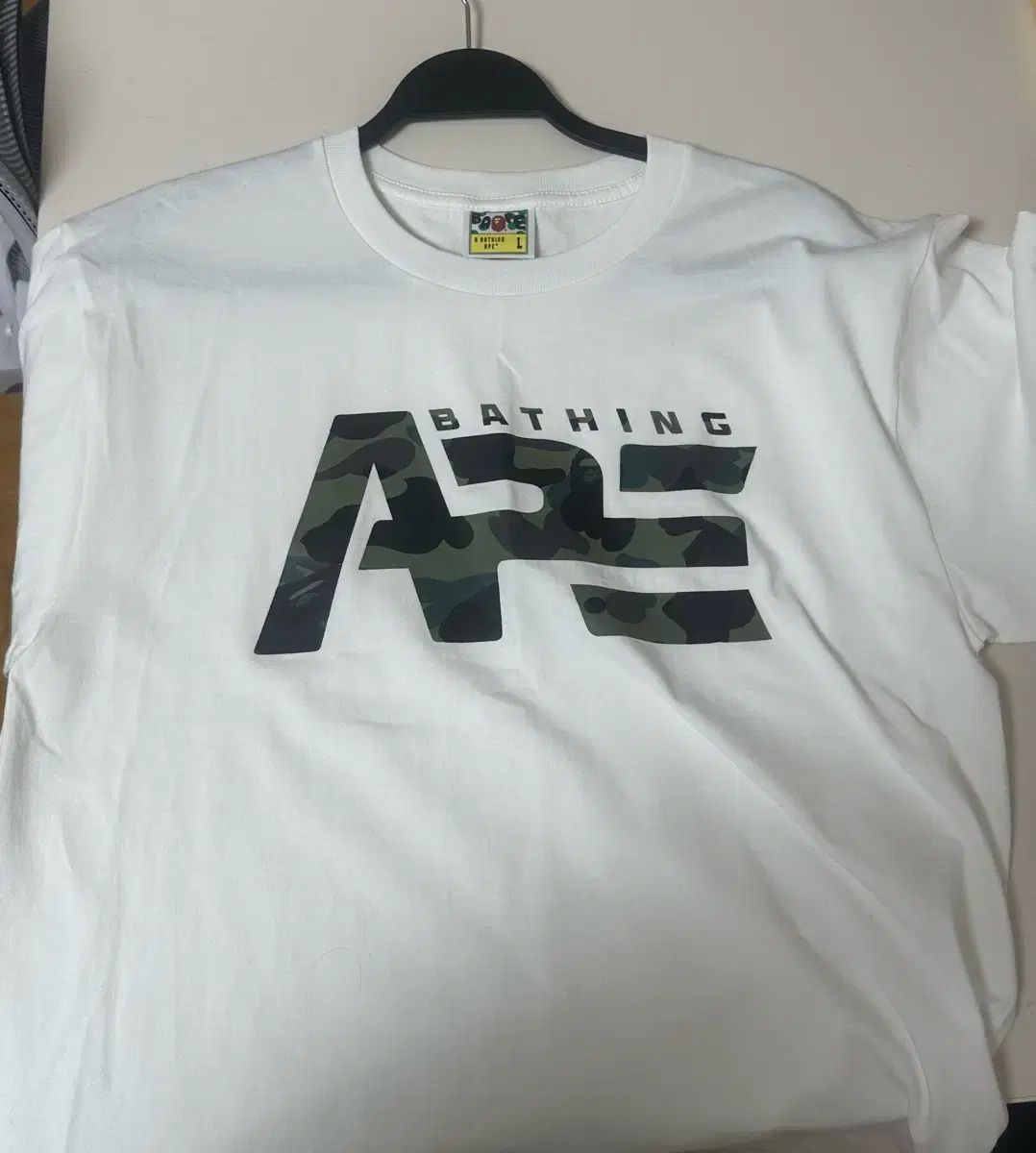 A BATHING APE アベイシングエイプ カモフラ ロゴ 半袖Tシャツ 白 L 9,970円