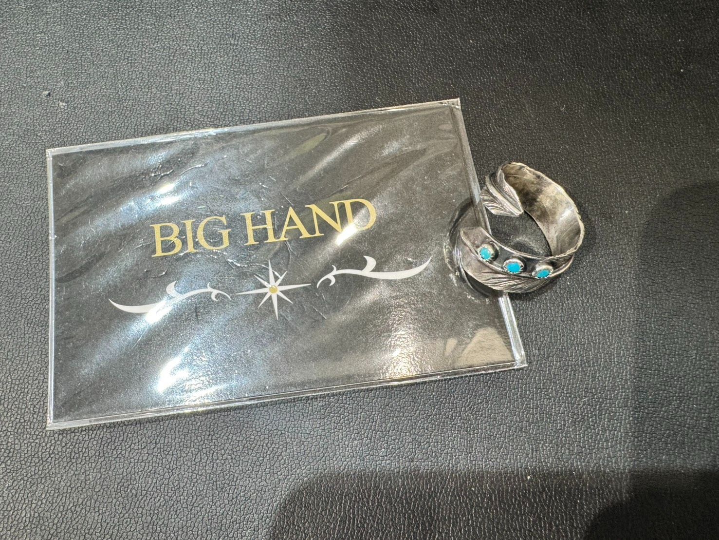 BIG HAND（ビッグハンド）」 巻きフェザー3連ターコイズリング