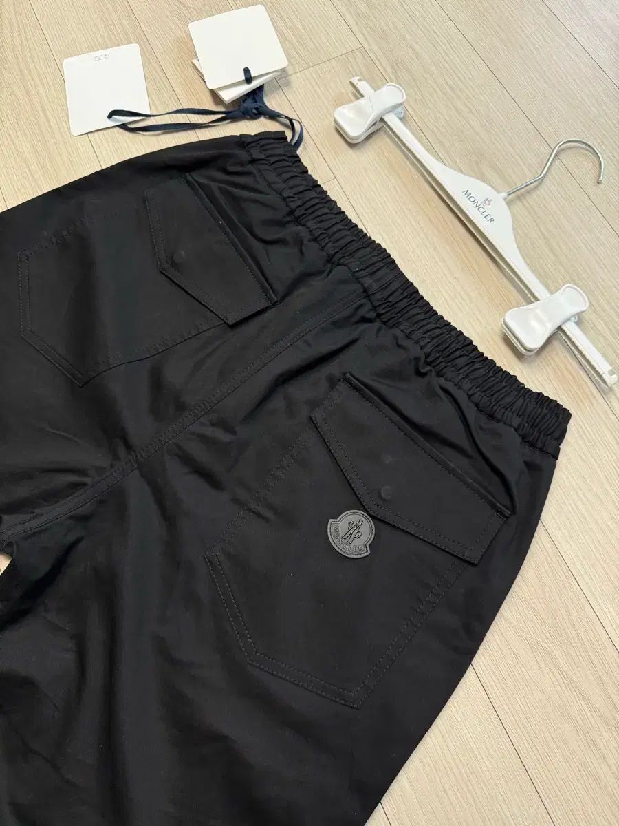 新品 MONCLER モンクレール ブラックロゴ ストレート パンツ 46