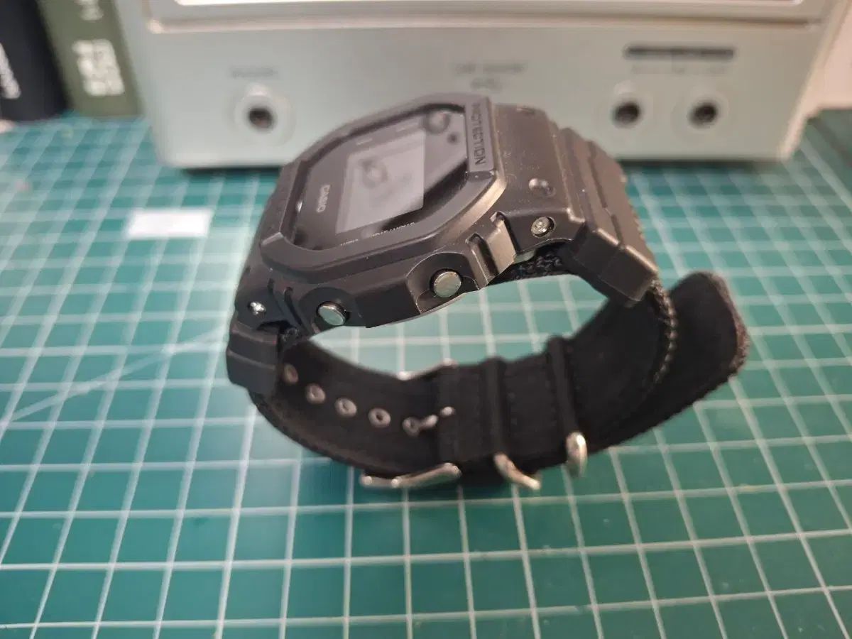 1回着用したカシオ G-SHOCK 5600 クロム ナトー時計