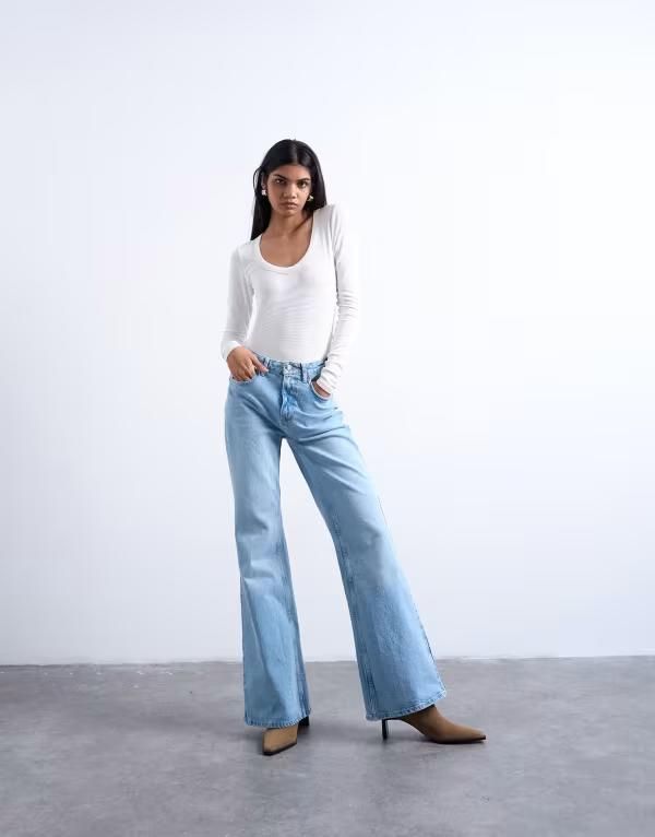 トップショップ レディース ボトムス デニムパンツ Topshop Pippa mid rise comfort stretch flare jean in bleach Bleach