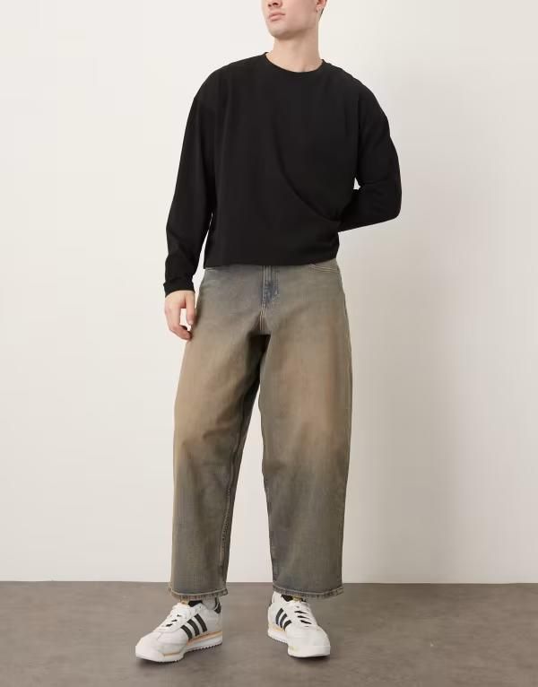エイソス メンズ ボトムス デニムパンツ ジーンズ ASOS DESIGN oversized tapered jeans in mid wash blue with brown tint Mid wash blue ブルー