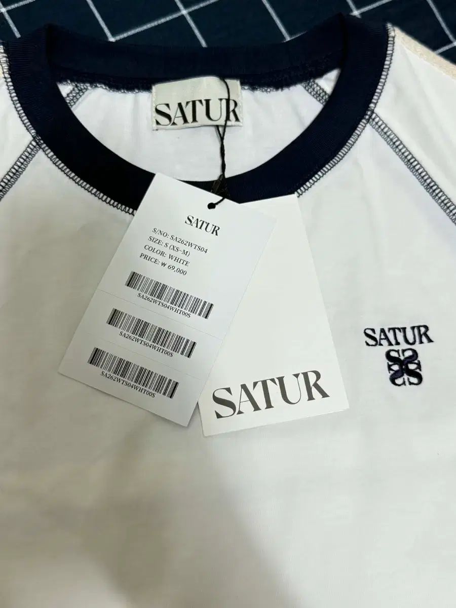 セター 白 半袖Tシャツ satur
