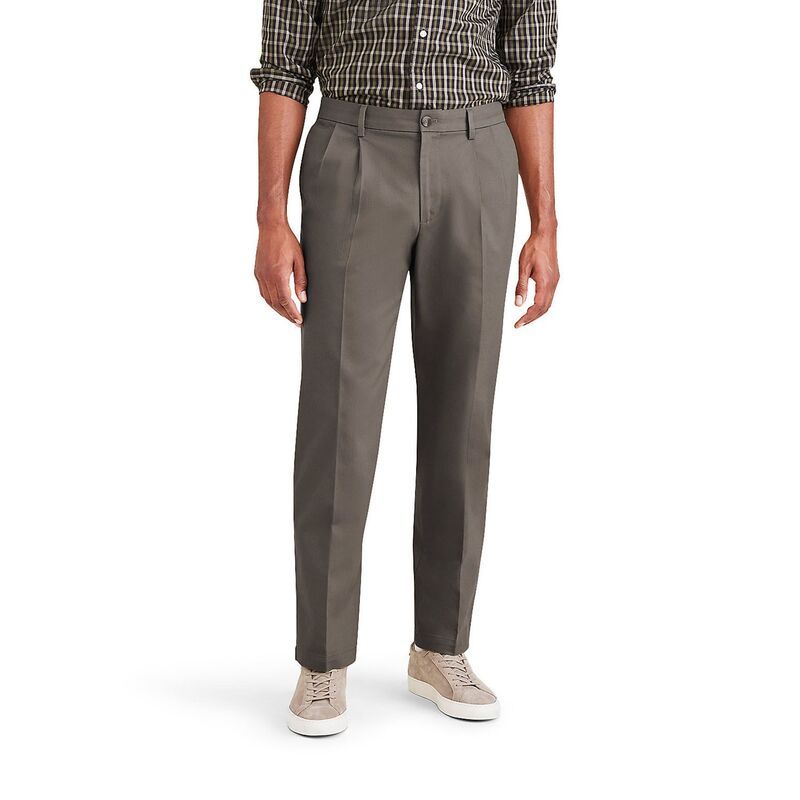 ドッカーズ メンズ ボトムス カジュアルパンツ プリーツ Mens Dockersignature Iron Free Stain Defender ClassicFit Khaki Pleated Pants Dark Pebble カーキ