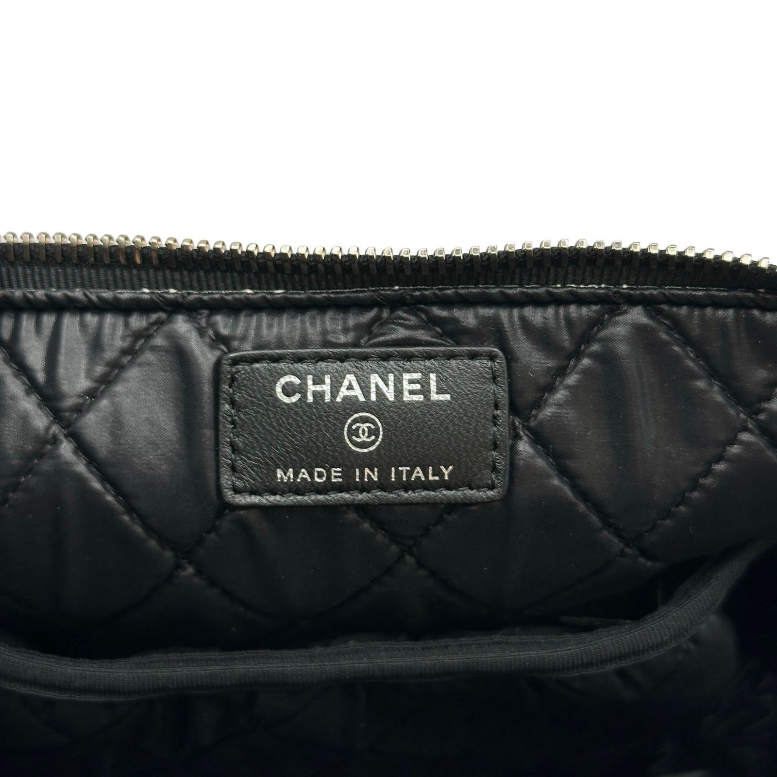 シャネル CHANEL エアラインポーチ 22番台 ブラック/ホワイト/シルバー 