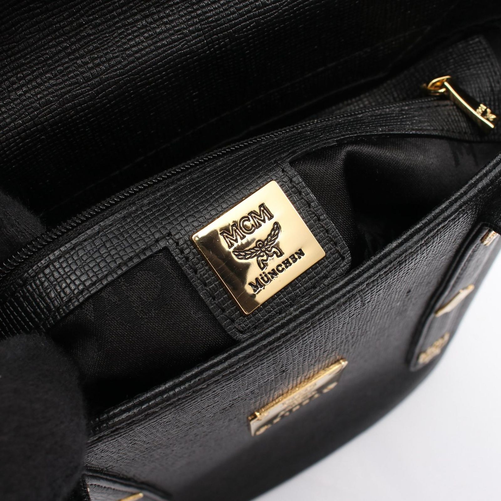 エム・シー・エム MCM ハンドバッグ ロゴスタッズ ブラック レザー ハンドバッグ レディース Used B エム・シー・エム MCM ハンドバッグ ロゴスタッズ ブラック レザー ハンドバッグ レディース Used B