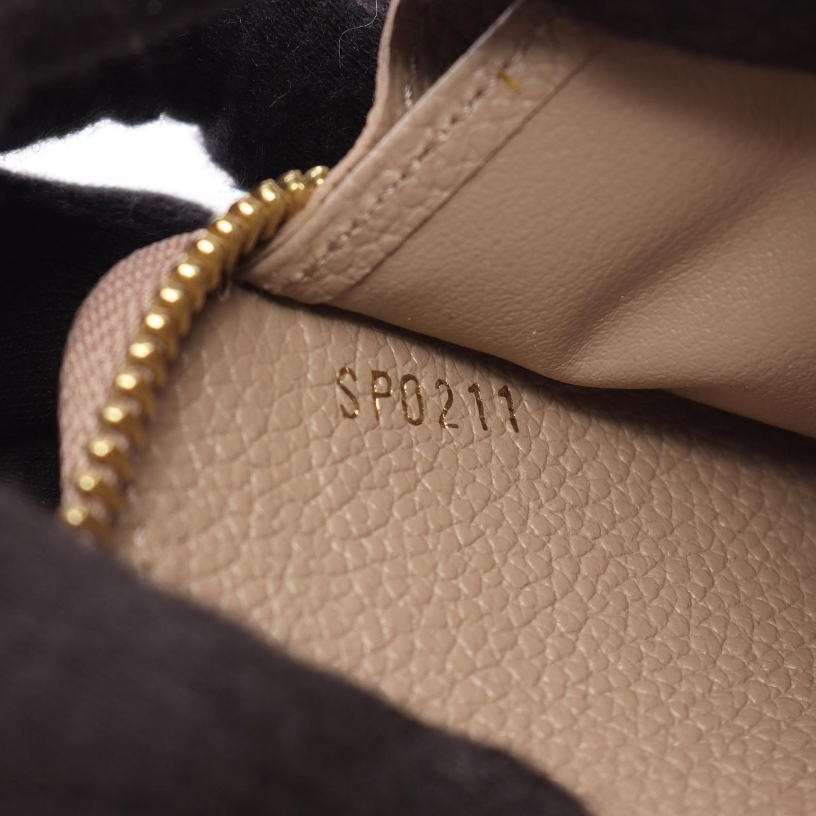 ルイ・ヴィトン LOUIS VUITTON ラウンド長財布 ジッピーウォレット バイカラー M69794 トゥルトレール/クレーム レザー ジッピー・ウォレット レディース Used B