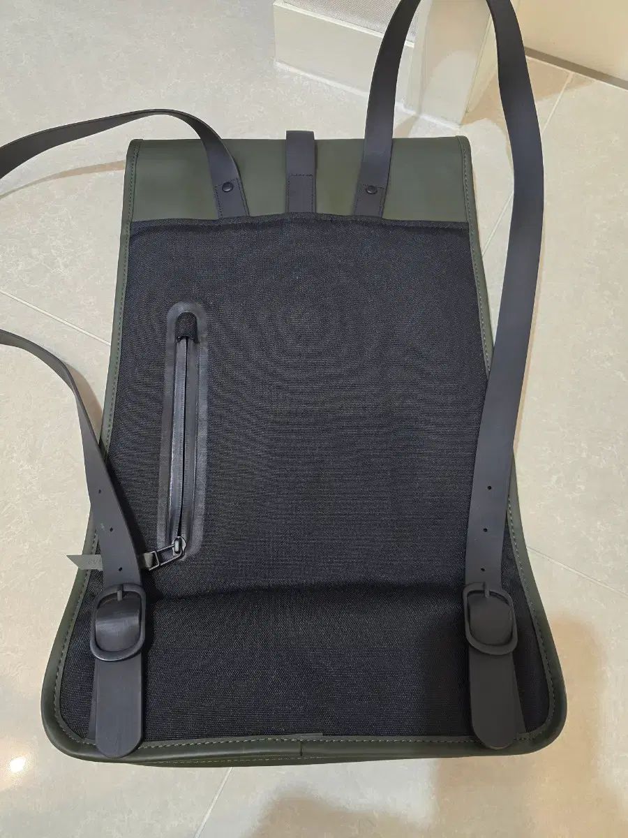 デンマーク RAINS バックパック オリーブ グリーン ほぼ新品