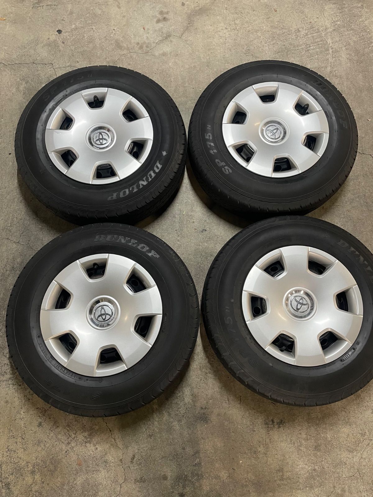 ハイエース 純正15インチ スチールホイール ホイールキャップ付