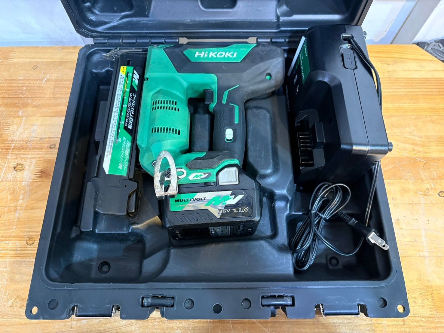 ◆Hikoki ハイコーキ 充電式仕上げ釘打ち機 NT3640DA バッテリー×1,充電器×1 ケース付き 電動工具 中古 現状◆21666★