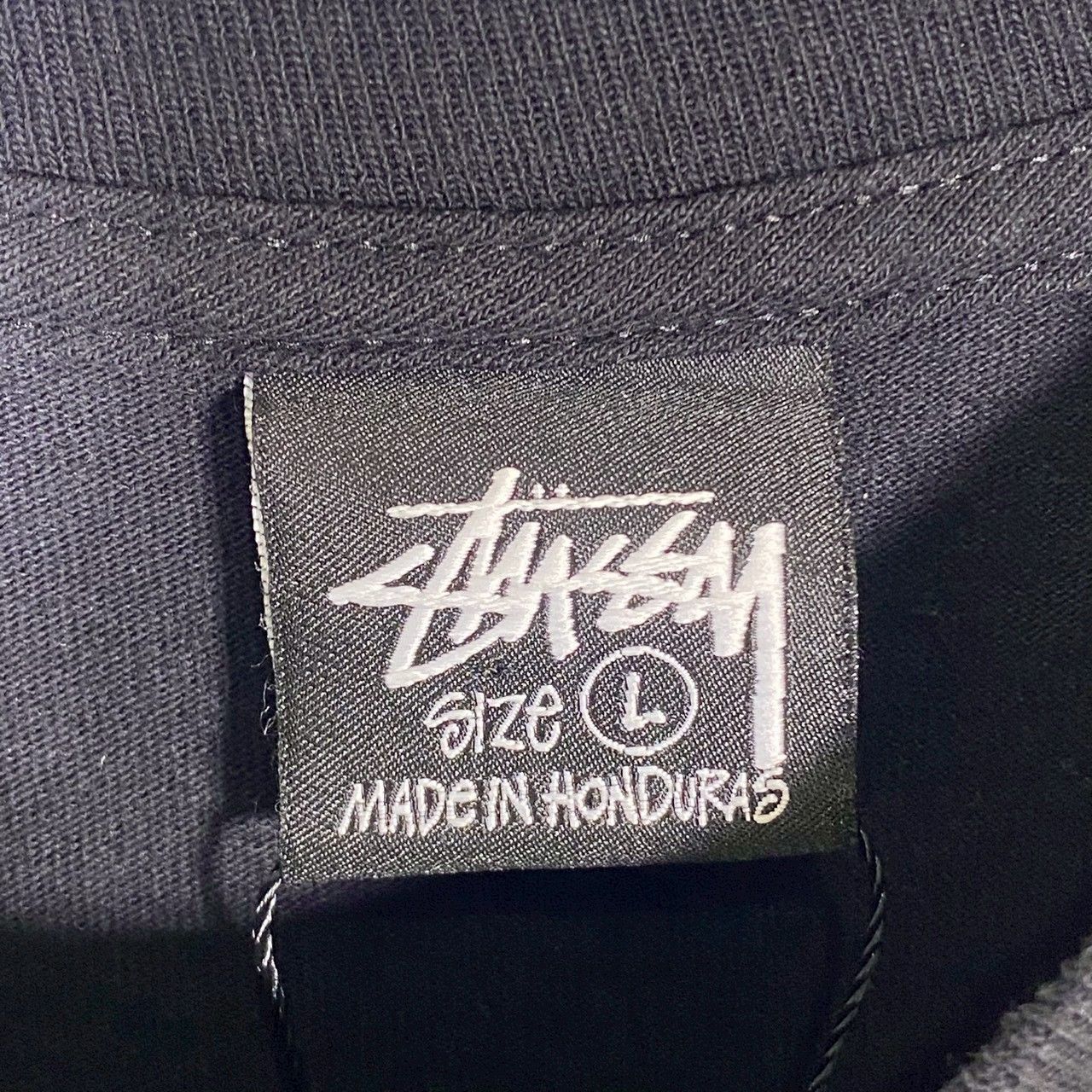 『STUSSY』ステューシー (L) 有刺鉄線ロゴプリントTシャツ カットソー 『STUSSY』ステューシー (L) 有刺鉄線ロゴプリントTシャツ カットソー